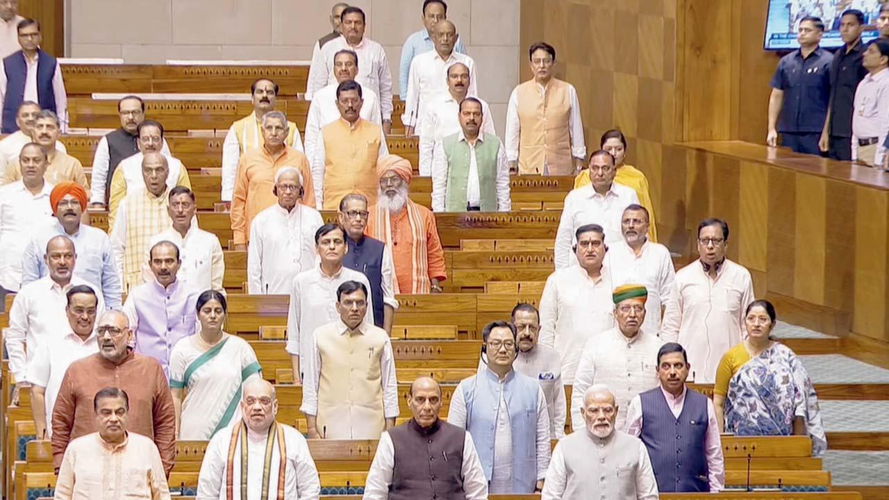ગઈ કાલે લોકસભામાં વંદે માતરમ્‌ના ગાન વખતે વડા પ્રધાન નરેન્દ્ર મોદી,  ગૃહપ્રધાન અમિત શાહ, રક્ષાપ્રધાન રાજનાથ સિંહ સહિતના સભ્યો.