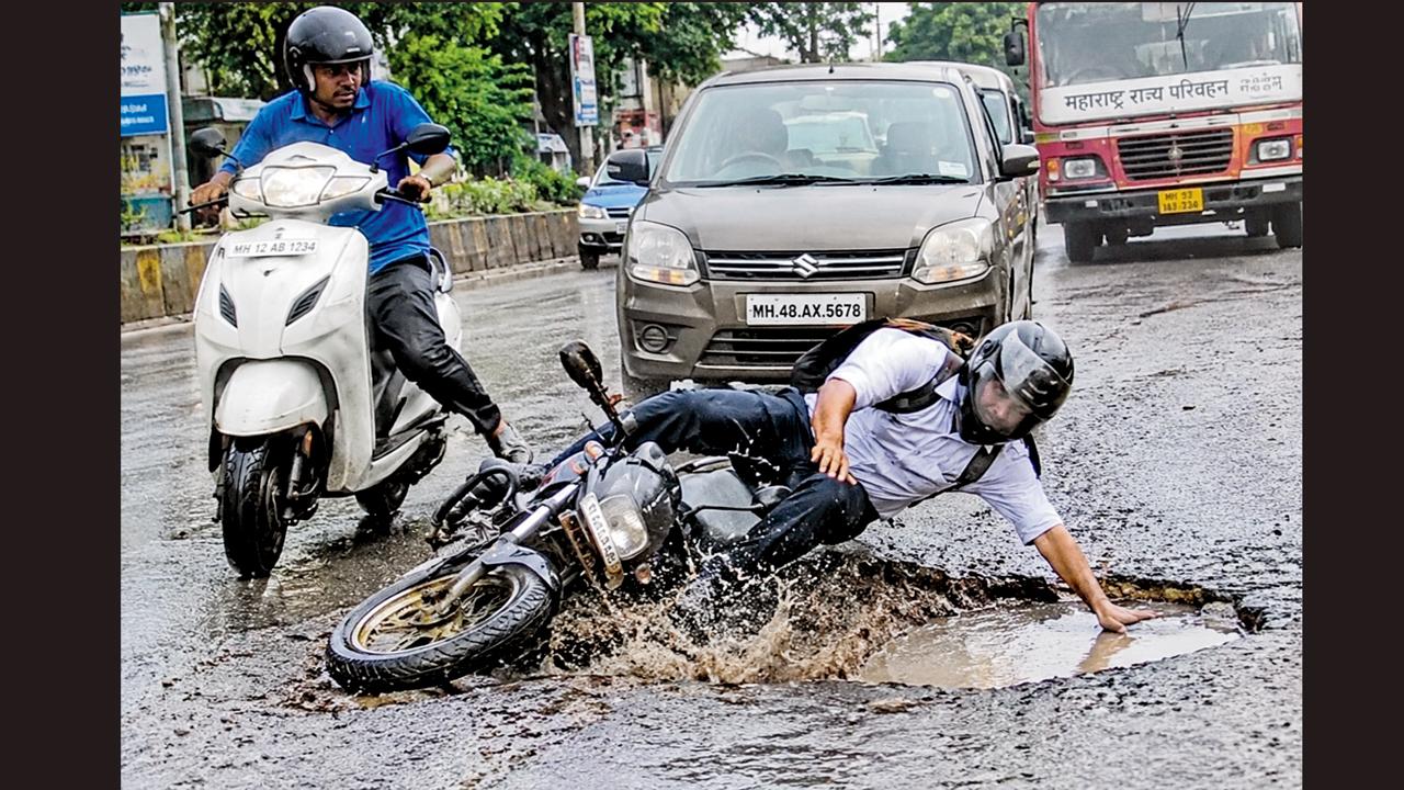 અકારણ જિંદગી છીનવી લેતાં હત્યારા ખાડા-ખાબોચિયાંથી મુક્તિ ક્યારે?