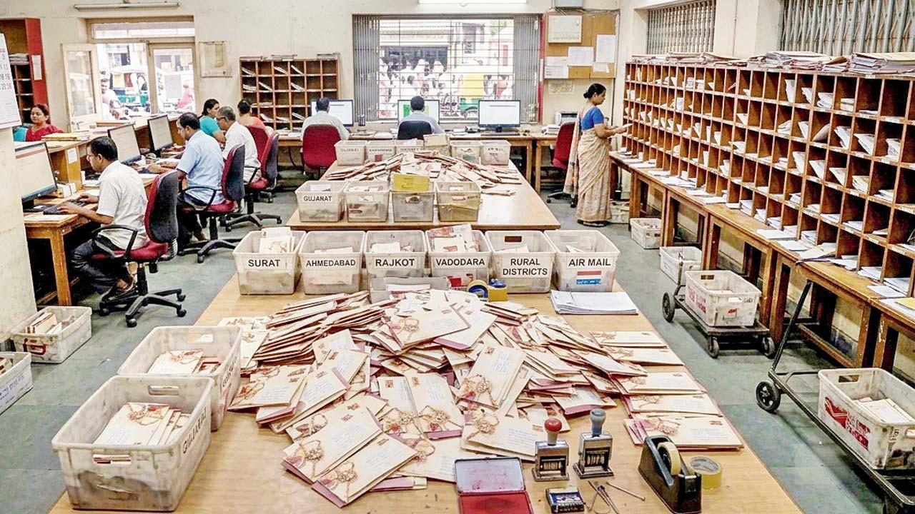  સુરતની પોસ્ટ-ઑફિસમાં રાખડીઓનાં કવરના ઢગલા.