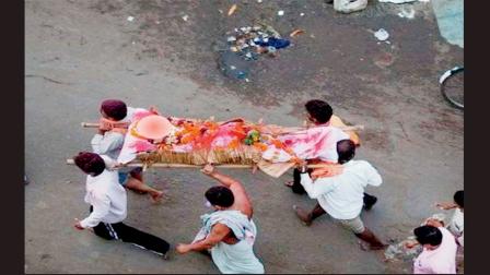 અંતિમયાત્રા સામે મળે ત્યારે શું કરવું જોઈએ?