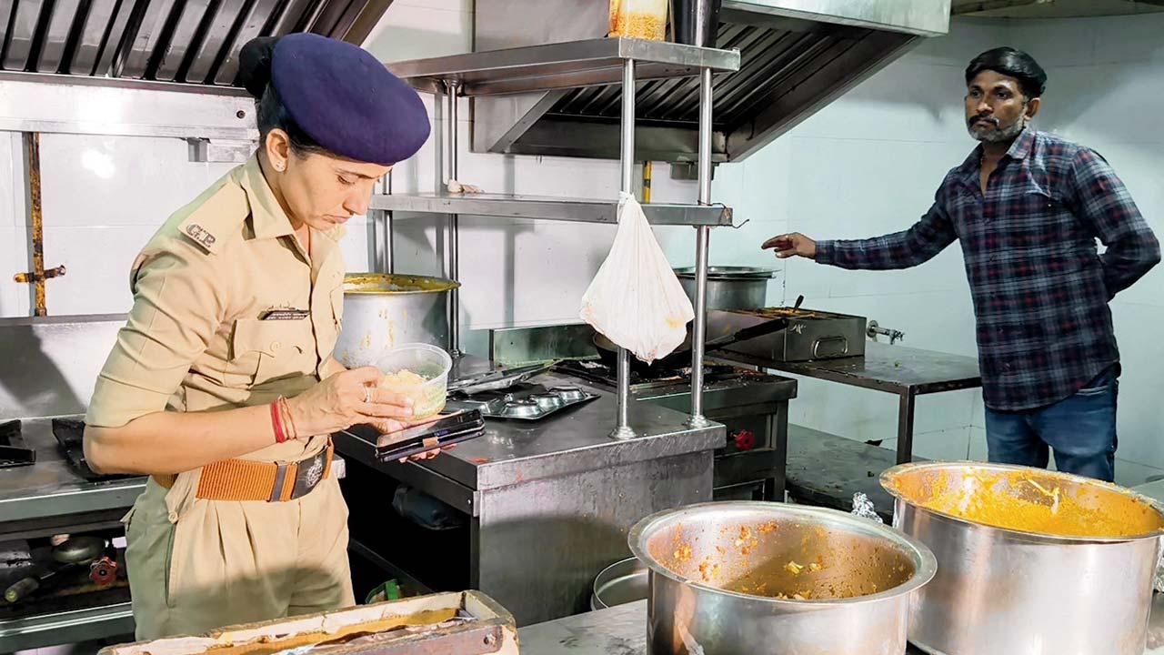 સુરતમાં જે રેસ્ટોરાંના ફૂડથી પૉઇઝનિંગ થયું એના કિચનમાં ગઈ કાલે પોલીસ અને ફૂડ સેફ્ટી ઑફિસરે તપાસ કરી હતી.