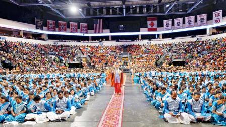 ઑડિટોરિયમમાં ગહન ભક્તિ અને આધ્યાત્મિક ઊર્જાનું વાતાવરણ છવાઈ ગયું હતું