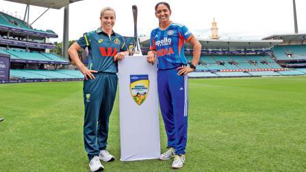 T20 ટ્રોફી સાથે ફોટોશૂટ કરાવ્યું ઑસ્ટ્રેલિયન કૅપ્ટન સોફી મૉલિનેક્સ અને ભારતીય કૅપ્ટન હરમનપ્રીત કૌરે.