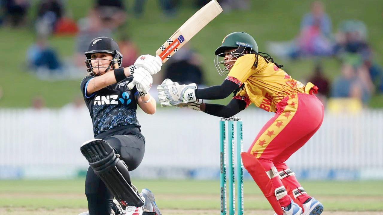 ઑલરાઉન્ડર મેલી કેર ૧૯ ફોરની મદદથી ૫૧ બૉલમાં ૧૦૧ રન ફટકારીને પ્લેયર ઑફ ધ મૅચ બની