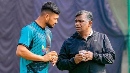 બંગલાદેશના કૅપ્ટન નઝમુલ હુસેન શાન્તો સાથે ક્રિકેટ બોર્ડના પ્રમુખ અમીનુલ ઇસ્લામ