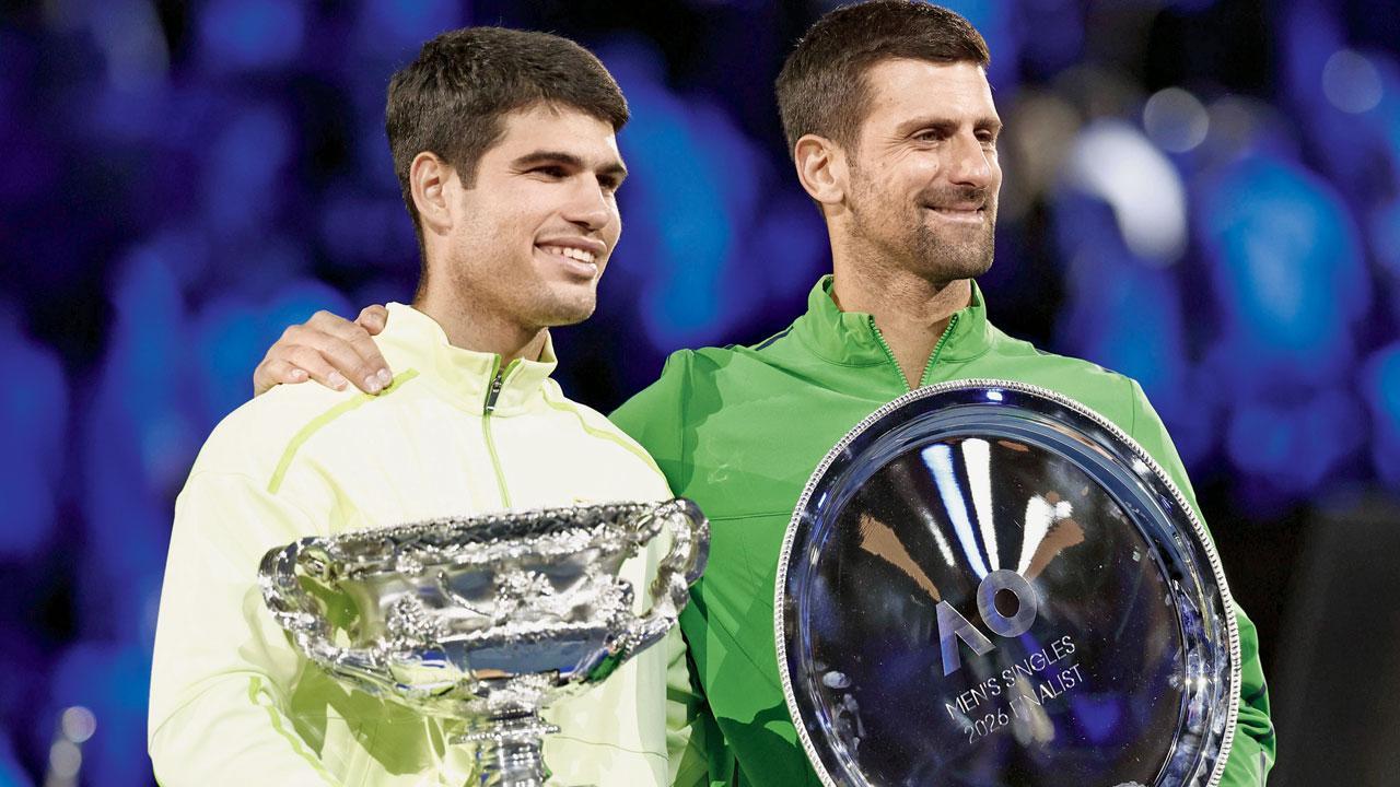 ચૅમ્પિયન કાર્લોસ અલ્કારાઝ અને રનર-અપ નોવાક જૉકોવિચે પોતાની ટ્રોફીઓ સાથે ફોટો માટે પોઝ આપ્યો