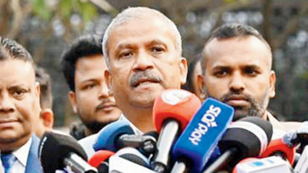 બંગલાદેશ ક્રિકેટ બોર્ડના અધિકારીઓ સાથે સ્પોર્ટ્‌સ સલાહકાર આસિફ નઝરુલની ફાઇલ તસવીર