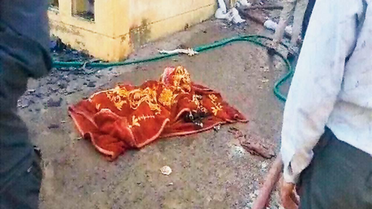 આગ દરમ્યાન ધડાકા થતાં શબ ક્ષત-વિક્ષત હાલતમાં વેરવિખેર થઈને પડ્યા હતા.