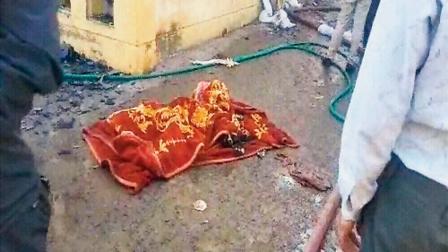 આગ દરમ્યાન ધડાકા થતાં શબ ક્ષત-વિક્ષત હાલતમાં વેરવિખેર થઈને પડ્યા હતા.