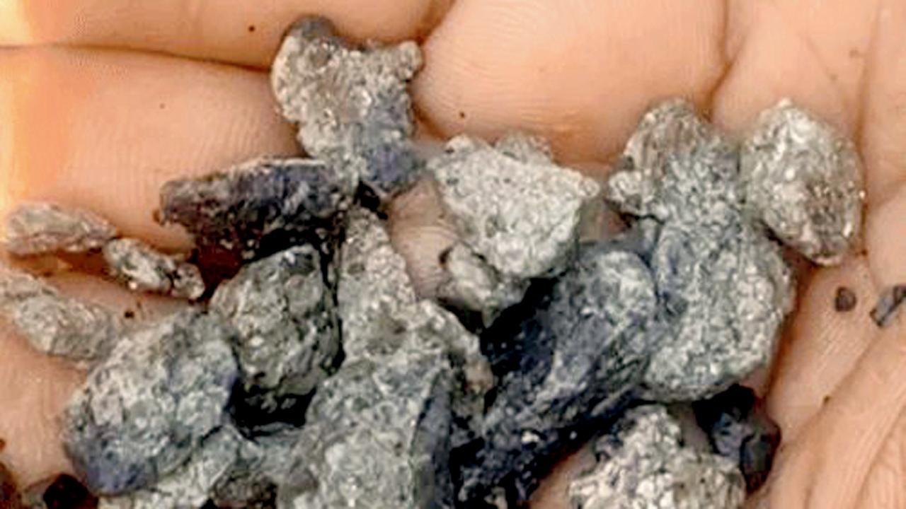 ખોદકામ દરમ્યાન ચમકતા પથ્થરો નીકળ્યા, લોકોએ લૂંટ મચાવતાં કામ રોકવું પડ્યું