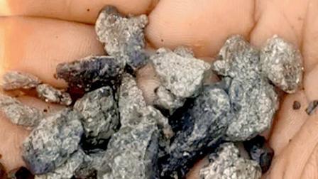 ખોદકામ દરમ્યાન ચમકતા પથ્થરો નીકળ્યા, લોકોએ લૂંટ મચાવતાં કામ રોકવું પડ્યું