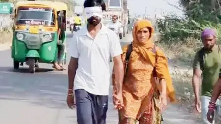 દ્વારકાના ફૂલડોલ ઉત્સવમાં બોટાદથી આંખે પાટા બાંધીને પદયાત્રા કરી રહ્યો છે આ યુવાન