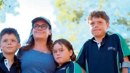 ઑસ્ટિન એપલ્બી તેના પરિવાર સાથે.