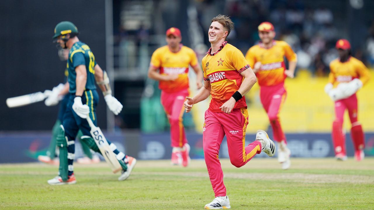 ઝિમ્બાબ્વેના મીડિયમ પેસ બોલર બ્રેડ ઇવાન્સે ૨૩ રન આપીને ૩ વિકેટ ઝડપી હતી