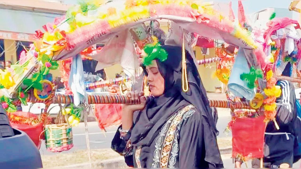 બુરખામાં માથે તિલક અને કાવડ લઈને બમબમ ભોલેના નારા લગાવતી મુસ્લિમ ભક્ત થઈ વાઇરલ