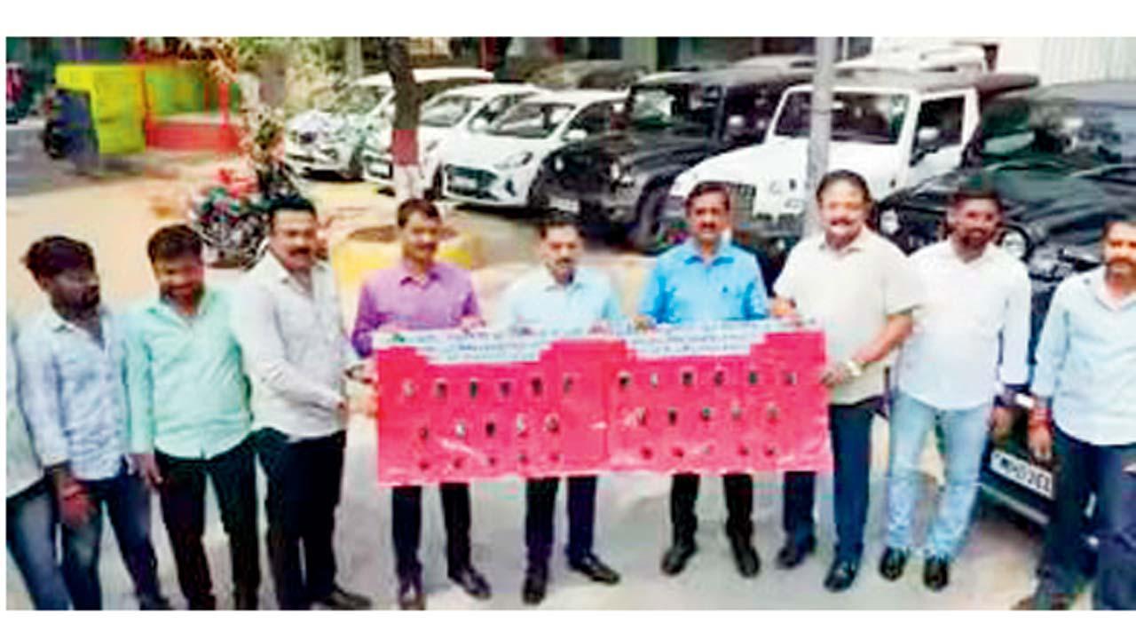 ક્રાઇમ બ્રાન્ચના અધિકારીઓ જપ્ત કરેલી કારની ચાવીઓ સાથે.