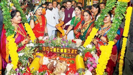 શિવાજી મહારાજની જન્મજયંતી નિમિત્તે શિવનેરી કિલ્લા પર પારણામાં સૂતેલા બાળશિવાજીના પારણાની ફૂલો ભરેલી દોરીને ખેંચીને દેવેન્દ્ર ફણડવીસે, એકનાથ શિંદે અને આશિષ શેલારે તેમને ઝુલાવ્યા હતા. 