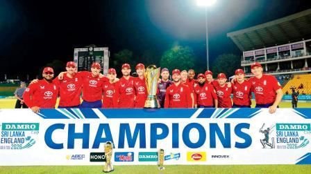 શ્રીલંકા સામે ત્રણ મૅચની T20 સિરીઝ ૩-૦થી જીતી લીધા બાદ ટ્રોફી સાથે ખુશખુશાલ હૅરી બ્રૂક ઍન્ડ કંપની