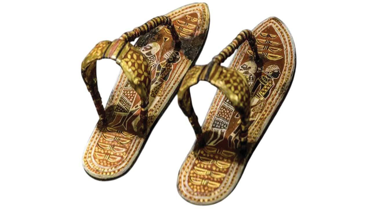 આ ચંપલ લાકડાના બનેલાં છે