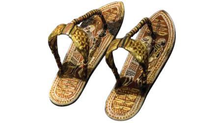 આ ચંપલ લાકડાના બનેલાં છે