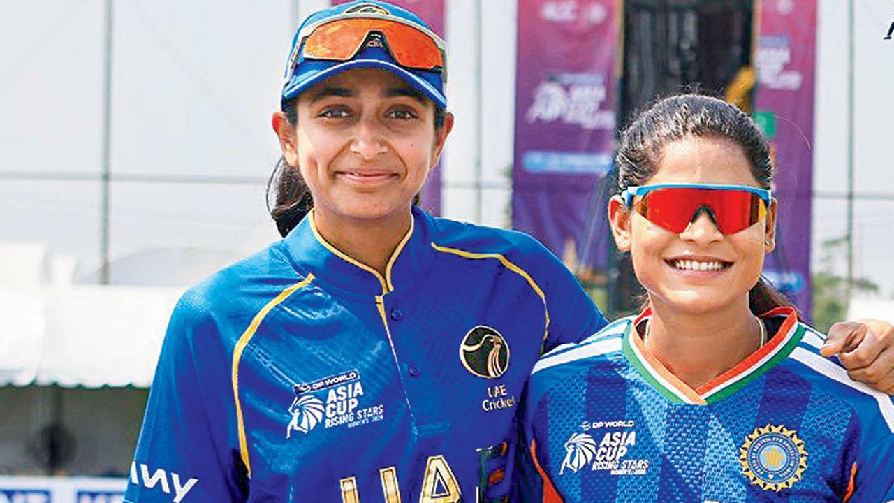 ભારતીય કૅપ્ટન રાધા યાદવ સાથે UAEની કૅપ્ટન એશા ઓઝા.