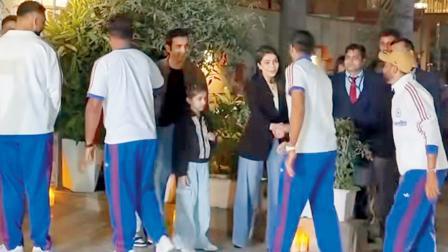 ટીમ ઇન્ડિયાનું પોતાના ઘરે સ્વાગત કરી રહેલાે ગૌતમ ગંભીર બન્ને દીકરીઓ અને પત્ની નતાશા સાથે