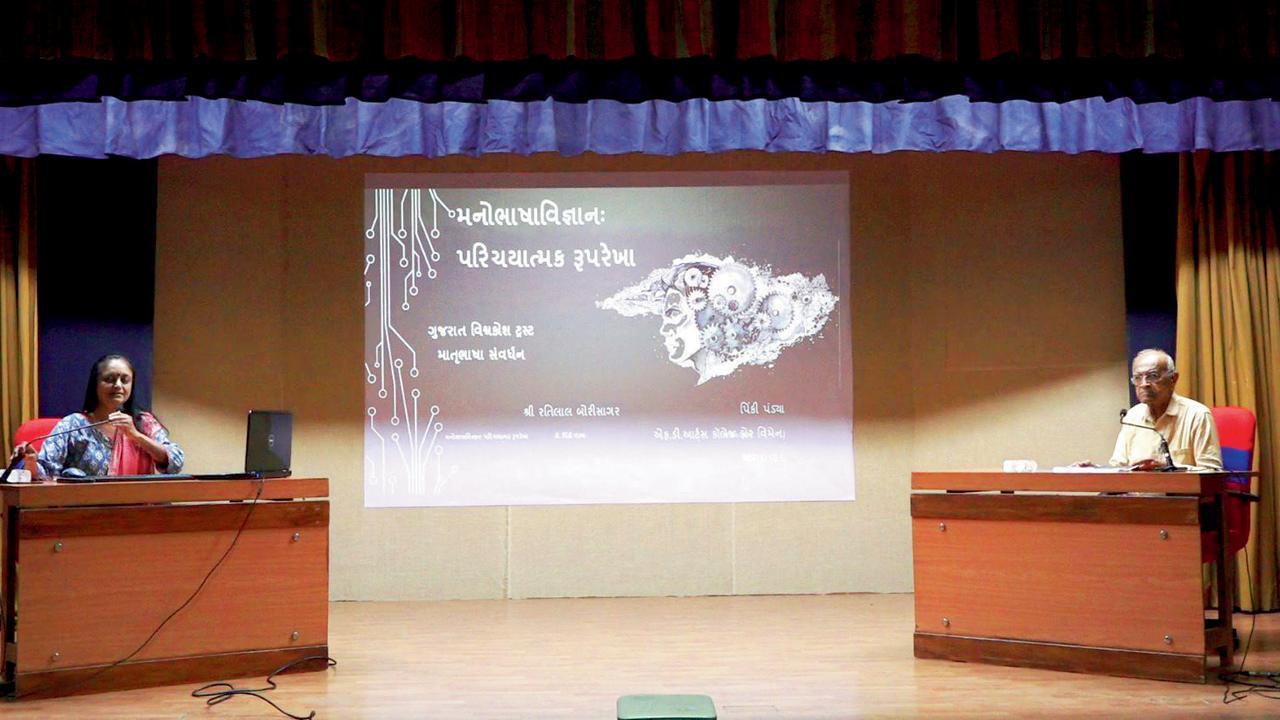 માતૃભાષાના વર્ગનું પિન્કી પંડ્યા અને રતિલાલ બોરીસાગર સંચાલન કરી રહ્યાં છે