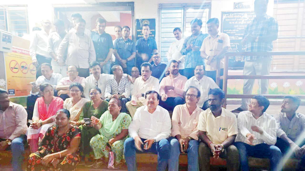 ઘાટકોપર પોલીસ-સ્ટેશનની બહાર ધરણાં પર બેસેલા કિરીટ સોમૈયા સહિત BJPના કાર્યકરો.