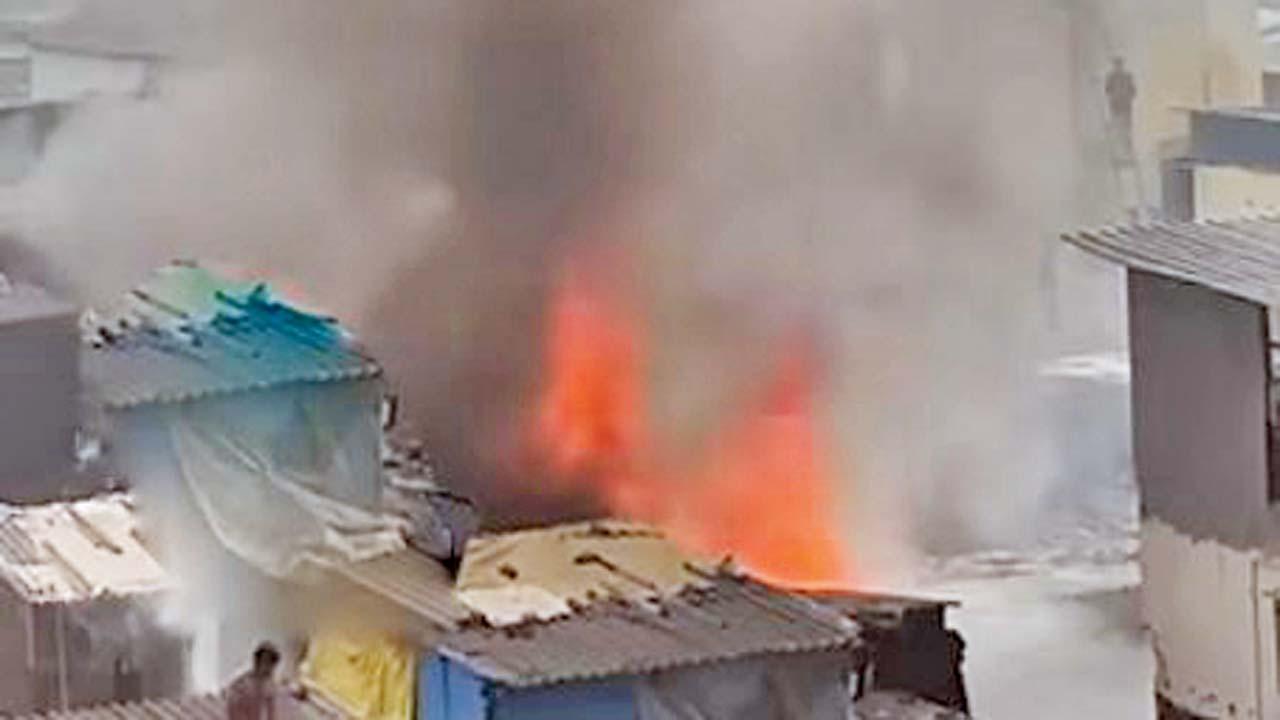 ન્યૂઝ શોર્ટમાં: ગોવંડીની ઝૂંપડપટ્ટીમાં આગ લાગી, કોઈ જાનહાનિ નહીં