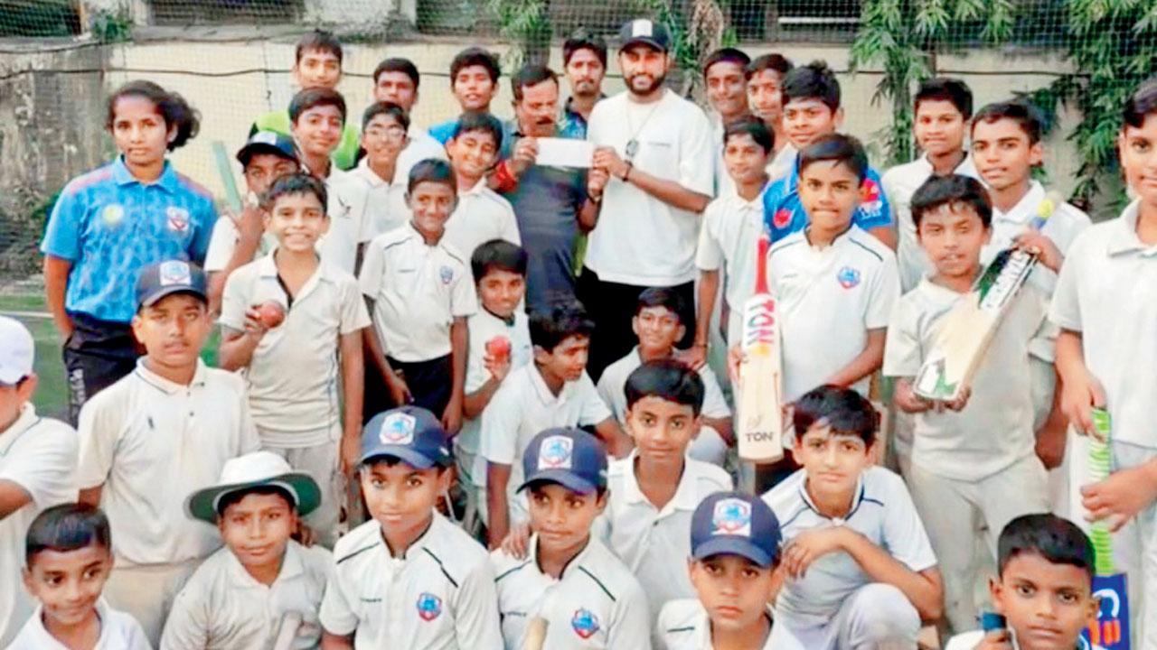 કોચ દિનેશ લાડની ક્રિકેટ ઍકૅડેમીને ૧૦ લાખ રૂપિયાનો ચેક આપી રહેલો હરમીત સિંહ