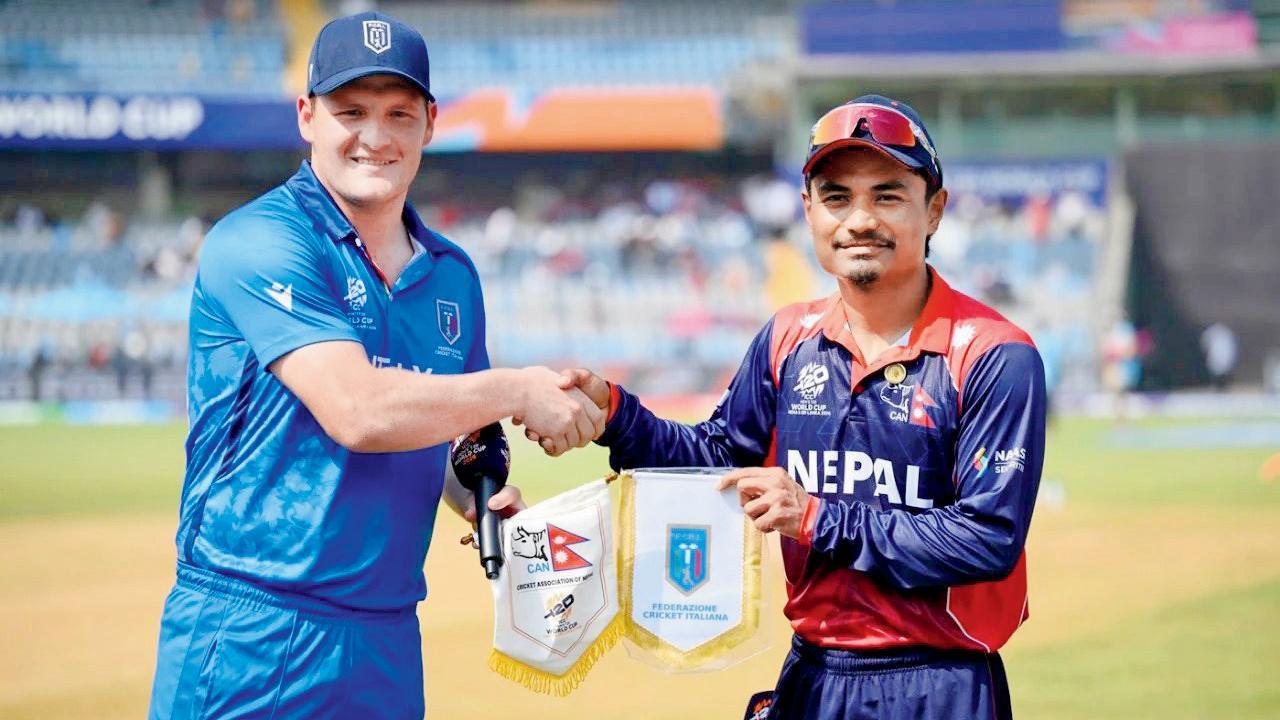 ઇન્જર્ડ કૅપ્ટન વેઇન મૅડસનના સ્થાને હૅરી મેનેન્ટીએ કૅપ્ટનની જવાબદારી સંભાળી હતી. ટૉસ સમય તે રોહિત પૌડેલ સાથે સ્મૃતિભેટની આપ-લે કરતો જોવા મળ્યો હતો.