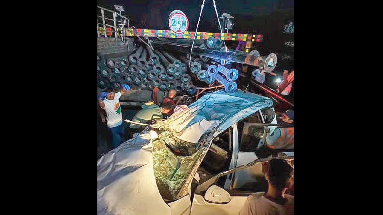 ટેમ્પોમાંથી હેવી પાઇપ કાર પર પડતાં કારમાં ફસાઈ ગયેલા લોકોને બહાર કાઢવા સ્થાનિક લોકોએ રેસ્ક્યુ ટીમને મદદ કરી હતી.