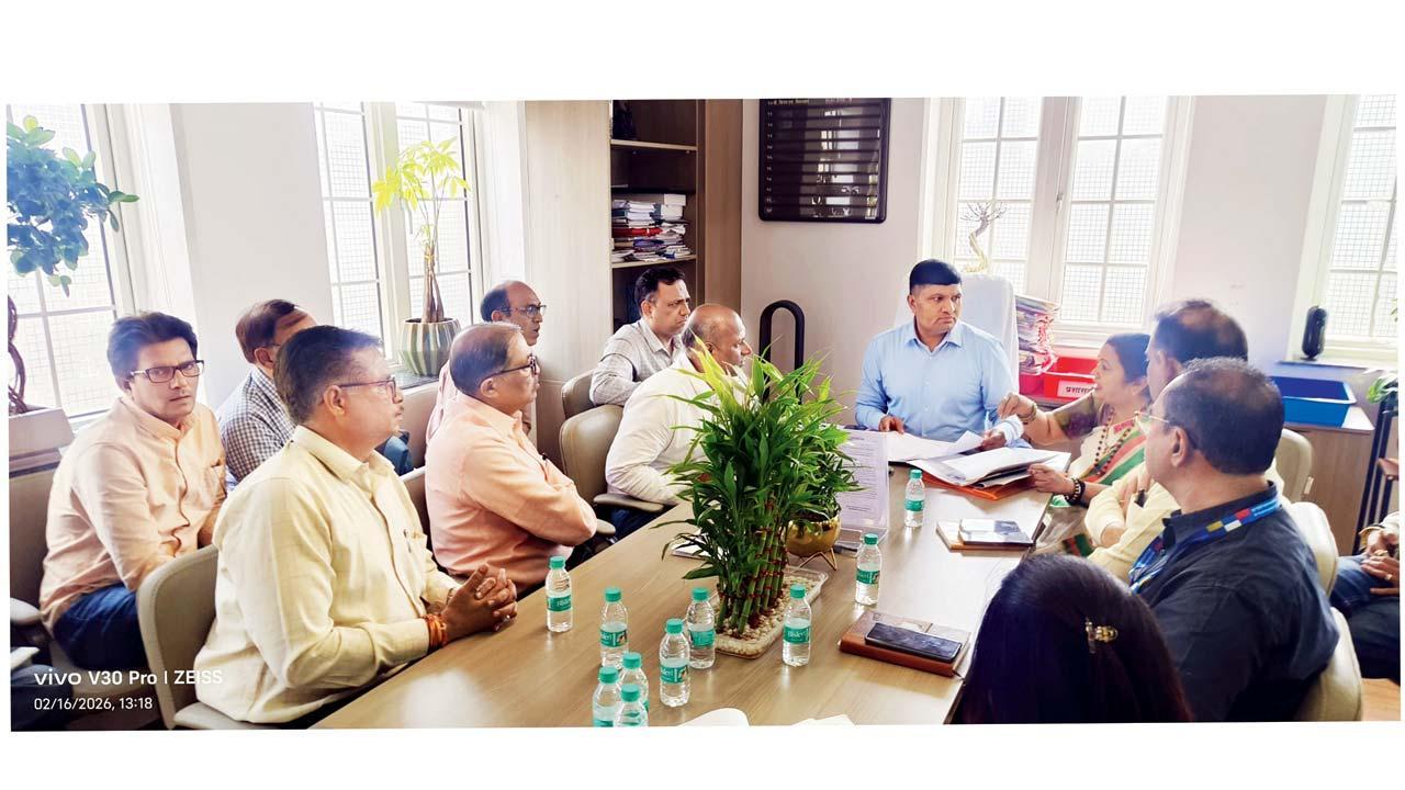 શ્રી લક્ષ્મીનારાયણ મંદિરના ડિમોલિશનના મુદ્દે ચર્ચાવિચારણા કરવા ટ્રસ્ટીઓ અને શ્રદ્ધાળુઓ સાથે કિરણ દિઘાવકર અને ભૂતપૂર્વ મેયર કિશોરી પેડણેકર.