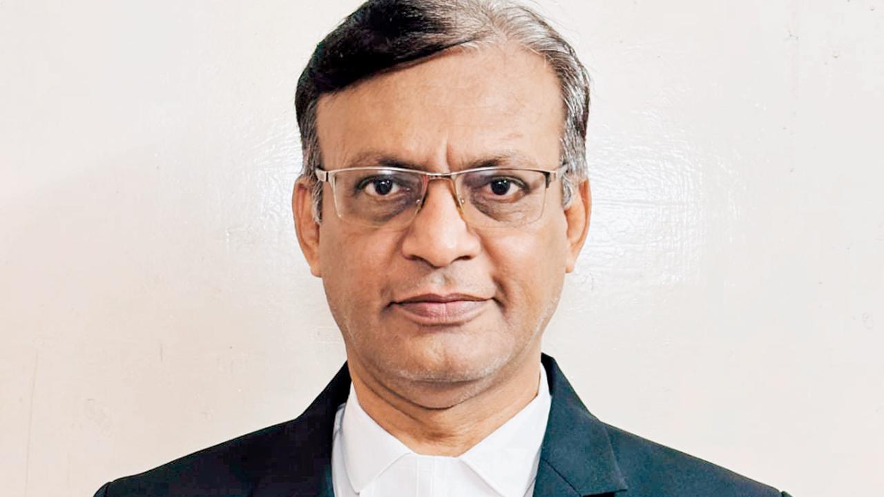 મનોજ પાલા હાઈ કોર્ટના ઍડ્વોકેટ છે. તેઓ સિવિલ અને પ્રૉપર્ટી સંબંધિત કેસ લડે છે અને સાથે તેઓ ટૅક્સ-ઍડ્વાઇઝર પણ છે.