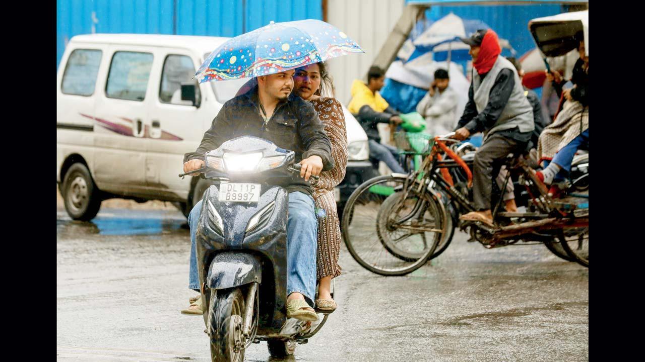 ગઈ કાલે દિલ્હીમાં ઝરમર વરસાદે પ્રદૂષણ ઘટાડી દેતાં દિલ્હીવાસીઓ મોજમાં આવી ગયા હતા.