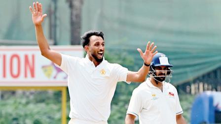 કર્ણાટકના પ્રસિદ્ધ ક્રિષ્નાએ મુંબઈ સામે ત્રણ વિકેટ લીધી હતી, જેને કારણે મુંબઈની ટીમ માત્ર ૧૨૦ રનમાં ઑલઆઉટ થઈ ગઈ હતી. તસવીર : સતેજ શિંદે