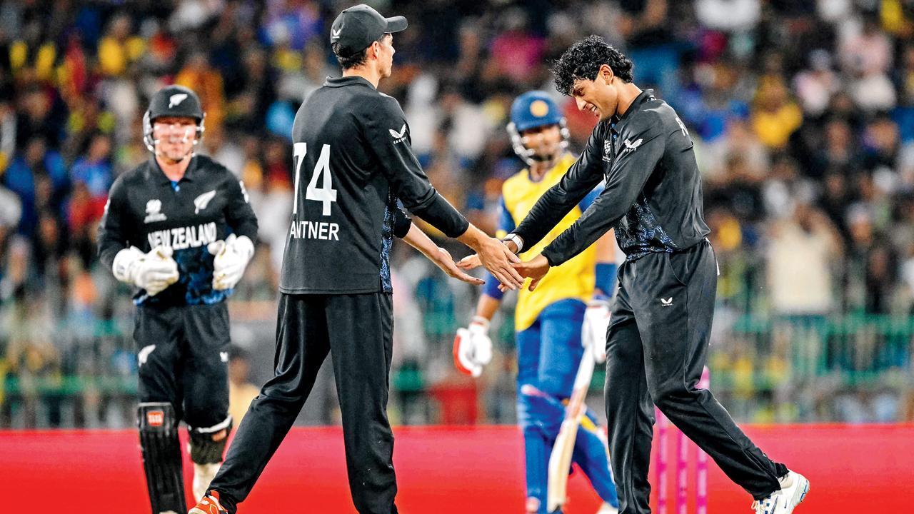 રચિન રવીન્દ્રએ ૪ ઓવરમાં ૨૭ રન આપી ૪ વિકેટ લીધી. શ્રીલંકાના કૅપ્ટન દસુન શનાકાની વિકેટ લીધા બાદ કૅપ્ટન મિચલ સૅન્ટર સાથે વિકેટની ઉજવણી કરતો રચિન રવીન્દ્ર.