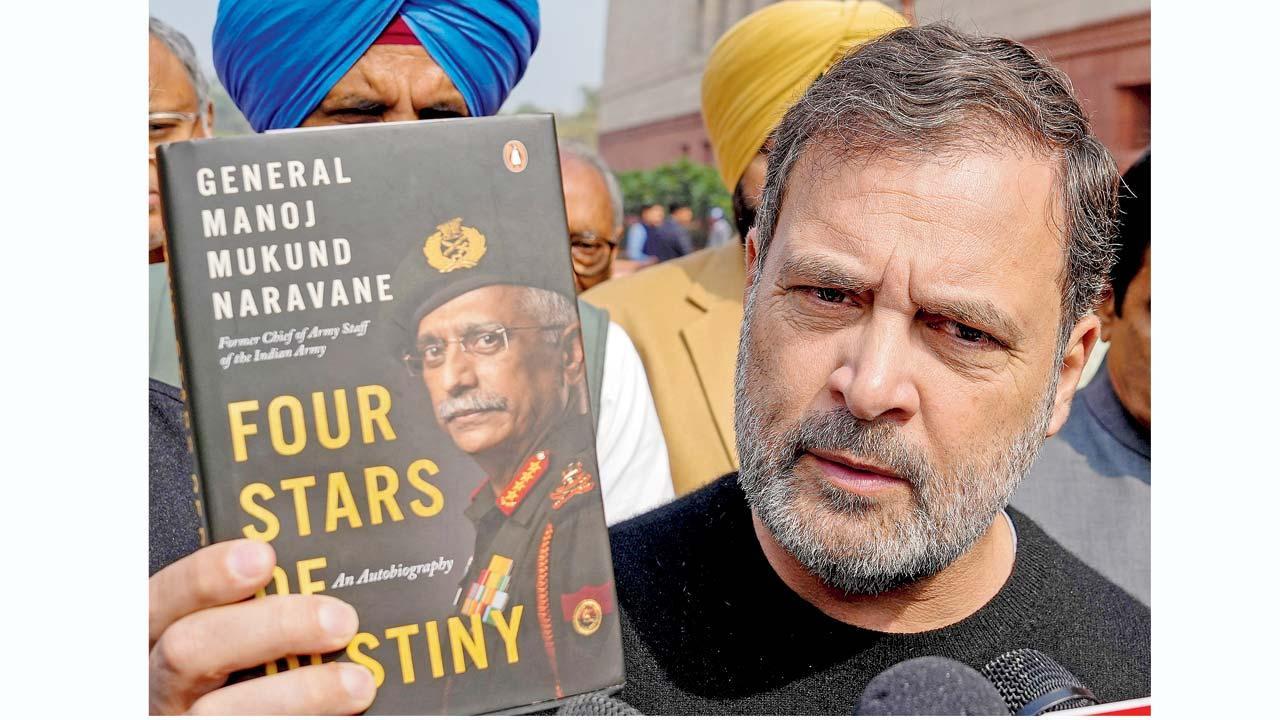 ગઈ કાલે સંસદની બહાર જનરલ મનોજ મુકુંદ નરવણેનું પુસ્તક દેખાડતા રાહુલ ગાંધી અને વડા પ્રધાનની નિષ્ઠા ખોરવાઈ છે એવા મતલબનું બૅનર લઈને પ્રદર્શન કરતા કૉન્ગ્રેસીઓ.