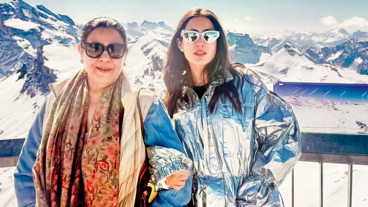 સારા અલી ખાન મમ્મી સાથે