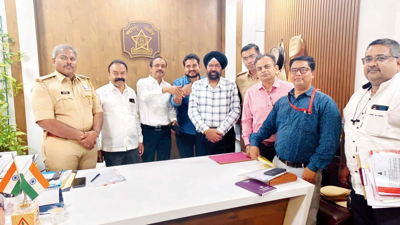 થાણે ટ્રાફિક હેડ ઑફિસમાં યોજાયેલી બેઠક.