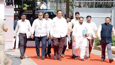 ગઈ કાલે વિધાનભવનમાં આવતા આશિષ શેલાર.