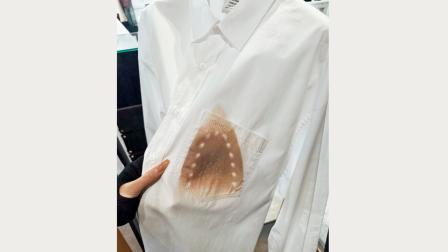 આ શર્ટ વાઇટ છે અને શર્ટના આગળના પૉકેટ પાસે ઇસ્ત્રીનો ધબ્બો પડેલો દેખાય છે