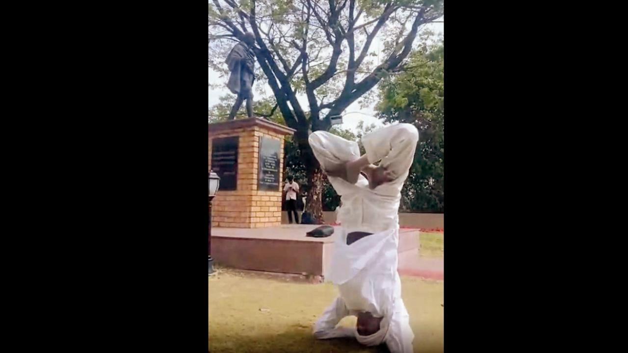 ગાંધીજીની પ્રતિમા સામે કર્યું શીર્ષાસન