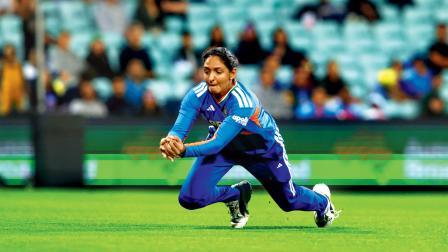 કૅપ્ટન હરમનપ્રીત કૌરે ડાઇવ લગાવીને એલિસ પેરીનો શાનદાર કૅચ પકડ્યો હતો.