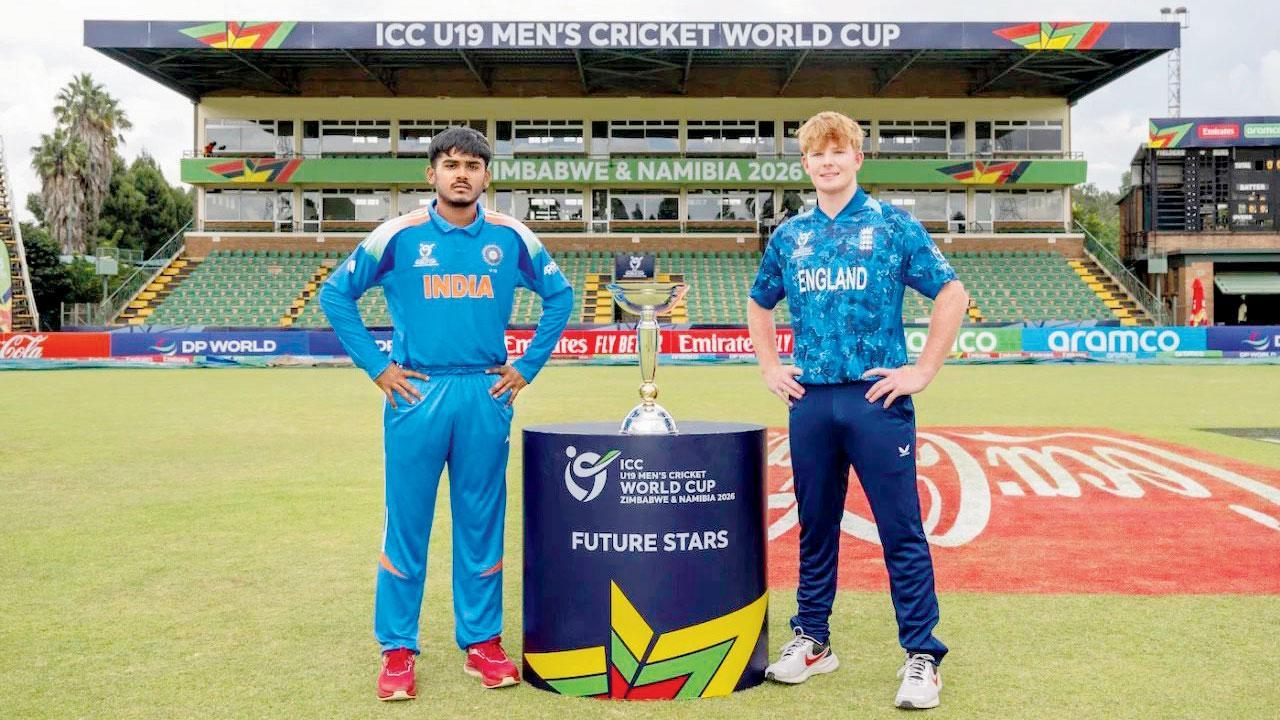 ટ્રોફી સાથે ભારતીય કૅપ્ટન આયુષ મ્હાત્રે અને ઇંગ્લૅન્ડનો કૅપ્ટન થૉમસ રેવ