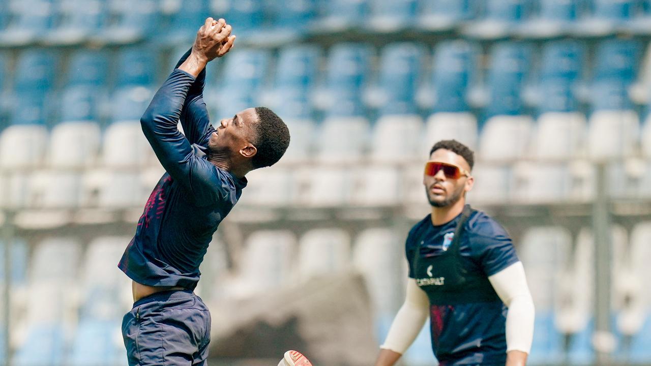 ગઈ કાલે વાનખેડેમાં પ્રૅક્ટિસ-સેશન દરમ્યાન પરસેવો પાડી રહેલા કૅરિબિયન ખેલાડીઓ