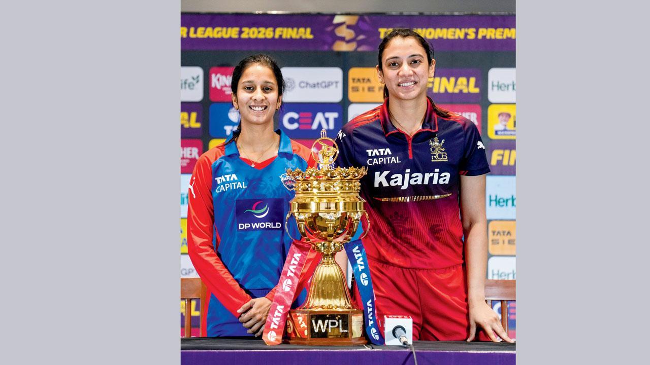 ગઈ કાલે વડોદરામાં એક પ્રેસ-કૉન્ફરન્સ દરમ્યાન WPLની ટ્રોફી સાથે પોઝ આપી રહેલી દિલ્હી કૅપિટલ્સની કૅપ્ટન જેમિમા રૉડ્રિગ્સ અને રૉયલ ચૅલેન્જર્સ બેન્ગલુરુની કૅપ્ટન સ્મૃતિ માન્ધના.