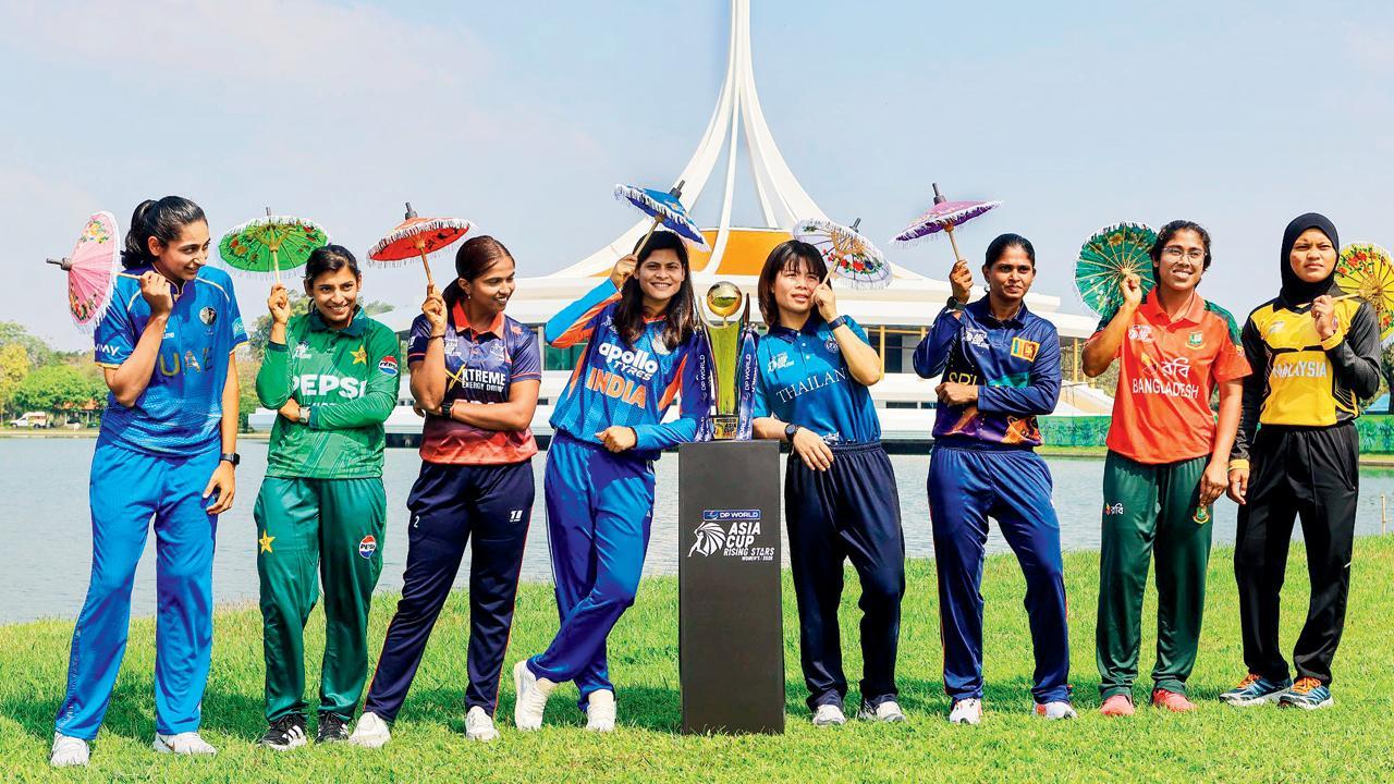 થાઇલૅન્ડની ટ્રેડિશનલ છત્રી સાથે ભારતની રાધા યાદવ અન્ય કૅપ્ટન્સ સાથે ટ્રોફી ફોટોશૂટ કરાવતી જોવા મળી હતી