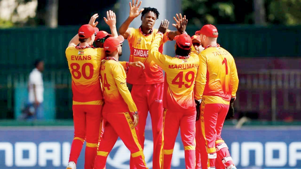 ઝિમ્બાબ્વેનો પેસ બોલર બ્લેસિંગ મુઝરબાની ૪ ઓવરમાં માત્ર ૧૬ રન આપીને ૩ વિકેટ લઈને પ્લેયર ઑફ ધ મૅચ બન્યો હતો