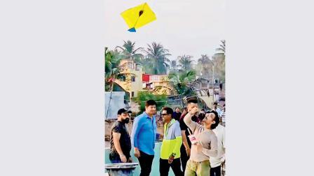 આમિર ખાને પતંગ ચગાવી 